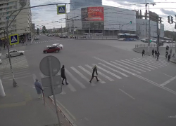 ДТП с месивом из осколков в центре Волгограда попало на видео