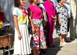 Шесть линеек 1 сентября посетила волгоградская депутат-ударница 