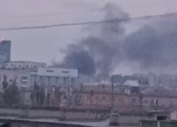 Черный столб пожара из соседнего района попал на видео Волгограде