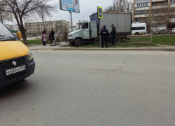 ЗИЛ вылетел на газон и снес светофор на севере Волгограда