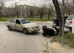 Пенсионер за рулем Daewoo не уступил дорогу и влетел в скутер в Волгограде