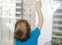 7-летний мальчик упал с третьего этажа на севере Волгограда