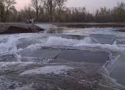Прорыв построенной по нацпроекту за 161 миллион рублей плотины в Волгоградской области попал на видео