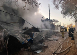 Огонь охватил 400 кв метров: МЧС о пожаре на Тракторном рынке Волгограда