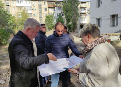 Депутаты похвастались запоздавшим почти на пять лет ремонтом двора в Волгограде