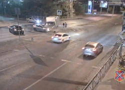 Страшное массовое ДТП со снесенными мужчинами попало на видео в Волгограде 