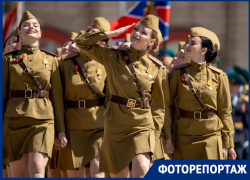 Косы, банты и белозубые улыбки: парад волгоградских красавиц в День Победы 