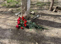 «Девочки маленькие, что же вы наделали»: стихийный мемориал возник на месте гибели школьниц в Волгограде