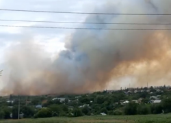 Юг Волгограда заволокло оранжевым смогом из-за пожара у частного сектора