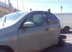 От мощного удара о внедорожник у Nissan оторвало заднюю часть в центре Волгограда 