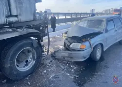 Водитель ВАЗа устроил массовое ДТП на "танцующем" мосту под Волгоградом