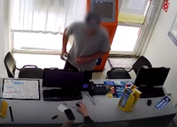 Угрожавший облить кислотой потребовал деньги в офисе займов в Волгограде