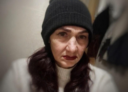 Зеленоглазая женщина в халате и тапочках загадочно пропала в Волгограде