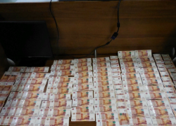 Пассажир пытался незаконно пронести более миллиона через таможню в аэропорту Волгограда