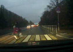 Ребенка от удара подбросило в воздух: на видео попало ДТП с мамой и двумя дочками в Волжском