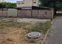 Ребенок рухнул в открытый люк в Волгограде
