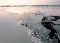 Захватывает дух: обледеневшую Волгу показали с высоты птичьего полета