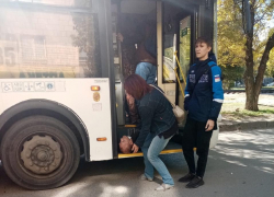 В Волгограде пассажиры останавливали автобус, пока водитель был без сознания