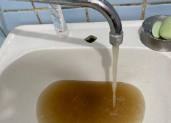 Вода цвета тухлого компота полилась из кранов на юге Волгограда 