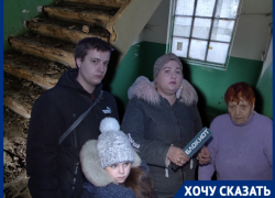 "Дитя Сталинграда" и многодетную семью оставили в уничтожаемом мародерами и УК аварийном общежитии в Волгограде