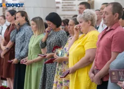 Родные не сдержали слез: контр-адмирал передал семьям ордена погибших на Украине волгоградцев