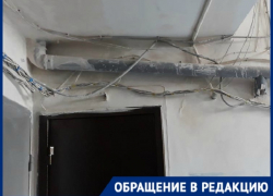 Несколько лет жители многоэтажки в Волгограде не могут дождаться ремонта подъезда