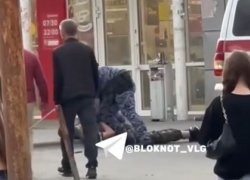 Неадекват с ножом кинулся на юношу на Юбилейном в Волгограде — видео 
