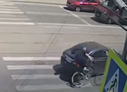 Автомобиль отшвырнул торопливого велосипедиста в Волгограде: видео