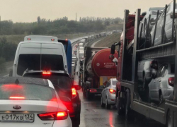 "Таких я еще не видел": адская 9-километровая пробка образовалась перед Волгоградом 