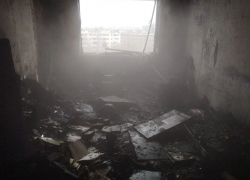 Девятиэтажку эвакуировали из-за мощного пожара в квартире 83-летнего волгоградца