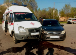В Волжском в аварии скорой с «Ладой Грантой» пострадала медсестра