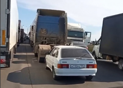 В 7-километровой пробке встала трасса в Волгограде 