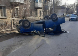 «Семерка» опрокинулась на крышу на севере Волгограда после ДТП с Renault