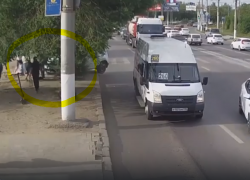Наезд джипа на двух женщин на остановке в Волгограде попал на видео 