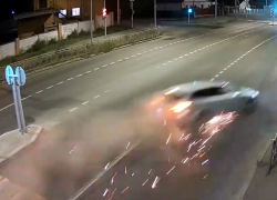 Огненный заезд Ford в ограждение в Волгограде попал на видео