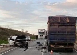 Водитель иномарки угробил пассажирку после наезда на  КамАЗ на волгоградской трассе 