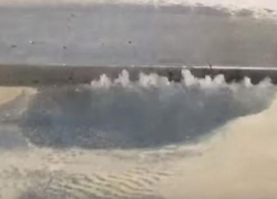 Фонтан забил из-под асфальта на площади Чекистов в Волгограде  — видео 