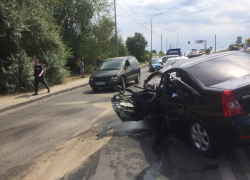 Водитель скончался на месте: в центре Волгограда столкнулись три иномарки и «Газель»
