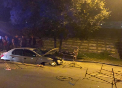 В центре Волгограда иномарка на скорости провалилась под асфальт