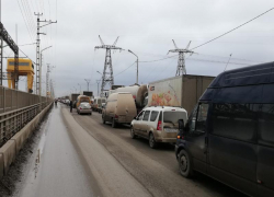 Из-за рядового ДТП на Волжской ГЭС образовалась огромная пробка