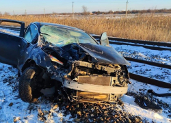 Поезд снес иномарку на переезде под Волгоградом 