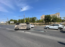 Переворот иномарки на оживленной Продольной в Волгограде сняли на видео