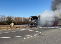 Крупный пожар с фурой  на трассе под Волгоградом напугал водителей