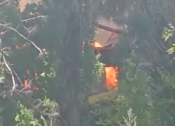 На юге Волгограда загорелся расселенный дом: видео с места