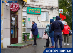 Волгоградцы под дождем выстроились в очередь за хлебом: фоторепортаж