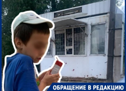 «Мама пьёт, когда бьет меня, и не даёт есть»: семья с ребенком живут в ларьке в Волгограде