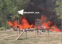 Свалка на 150 квадратов сгорела в волгоградском дворе 