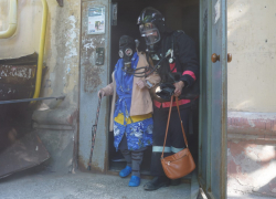 В центре Волгограда эвакуировали в противогазах жильцов многоэтажки из-за пожара в ногтевой студии 