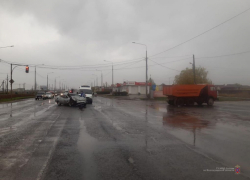 КАМАЗ протаранил ВАЗ под Волгоградом