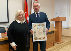 Депутат наградила депутата грамотой в Волгограде ​